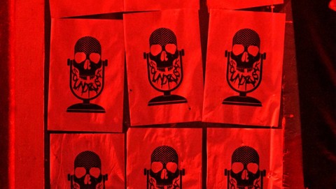 Sejumlah poster yang tertempel di dinding pada event Sound Rusak di rumah fermentasi Palembang, Sabtu (1/7) Foto: ary priyanto/urban id