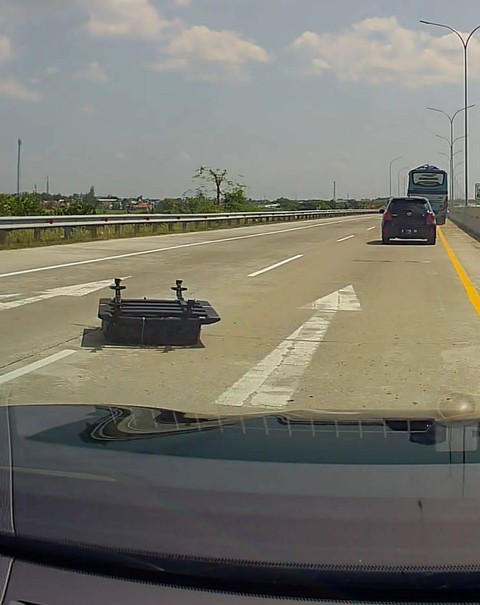 Sebuah roof rack/roof box milik pengendara mobil terhempas di ruas jalan tol Pemalang-Pejagan.  Foto: Istimewa