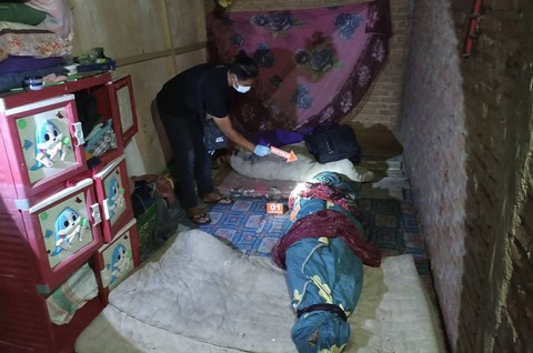 Polisi melakukan olah TKP mayat suami dibunuh selingkuhan istri di Bombana. Foto: Istimewa