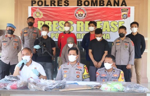 Polisi rilis kasus mayat seorang suami dibunuh selingkuhan istri di Bombana. Foto: Istimewa