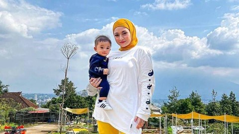 Nathalie Holscher dan anaknya, Adzam. Foto: dok. Instagram