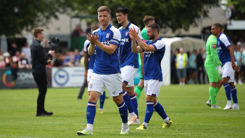 Elkan Baggott (tengah) membela Ipswich Town dalam laga uji coba kontra Felixstowe & Walton United di AGL Arena, Felixstowe, Inggris, pada Minggu (2/7). Foto: Ipswich Town FC