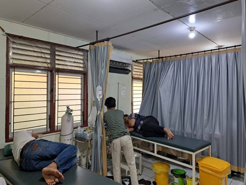 Kondisi warga Kalilom Lor Indah Gg. Seruni II Tanah Kali Kedinding, Surabaya, usai mengalami keracunan massal.