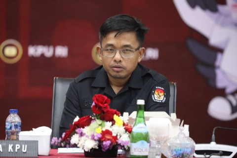 Anggota KPU Idham Holik saat rapat pleno terbuka rekapitulasi daftar pemilih tetap (DPT) tingkat nasional di ruang Sidang lantai 2 Gedung KPU, Jakarta, Minggu (2/7/2023). Foto: Fitra Andrianto/kumparan