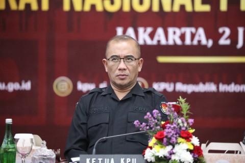 Ketua KPU RI Hasyim Asy'ari saat rapat pleno terbuka rekapitulasi daftar pemilih tetap (DPT) tingkat nasional di ruang Sidang lantai 2 Gedung KPU, Jakarta, Minggu (2/7/2023).   Foto: Fitra Andrianto/kumparan