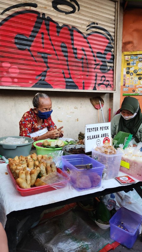 Lupis Mbah Satinem, kuliner legendari Yogyakarta yang sudah ada sejak 1963 (24/6/23) Foto: Azalia Amadea/Kumparan