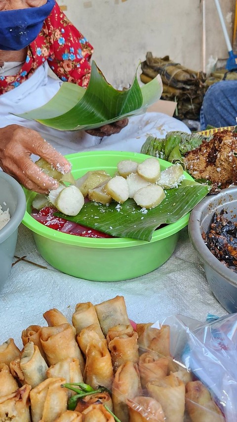 Lupis Mbah Satinem, kuliner legendari Yogyakarta yang sudah ada sejak 1963 (24/6/23) Foto: Azalia Amadea/Kumparan