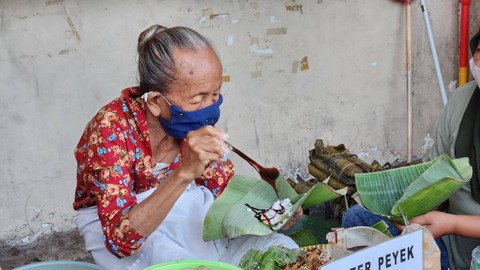 Lupis Mbah Satinem, kuliner legendaris Yogyakarta yang sudah ada sejak 1963 (24/6/23) Foto: Azalia Amadea/Kumparan