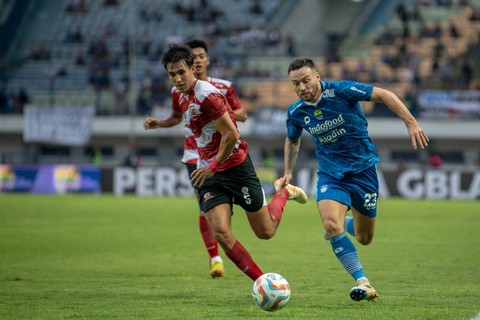 Persib Bandung melawan Madura United di Liga 1 2023.   Foto: ANTARA FOTO/M Agung Rajasa