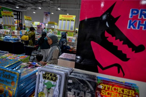 Pengunjung melihat buku yang dijual pada bazaar buku internasional Big Bad Wolf di Kota Baru Parahyangan, Kabupaten Bandung Barat, Jawa Barat, Minggu (2/7/2023). Foto: Raisan Al Farisi/ANTARA FOTO