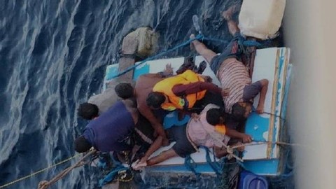 Enam ABK KM Farida Indah saat ditemukan kapal MV RTM Djulpan berbendera Singapura yang melintas di sekitar perairan Kaimana, Papua Barat dalam perjalanan dari Australia ke Cina.  Foto: ANTARA/HO/SAR Timika