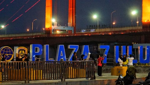 Sejumlah warga yang menghabiskan waktu bersama keluarga di area wisata Plaza 7 Ulu Palembang, Minggu (2/7) Foto: ary priyanto/urban id