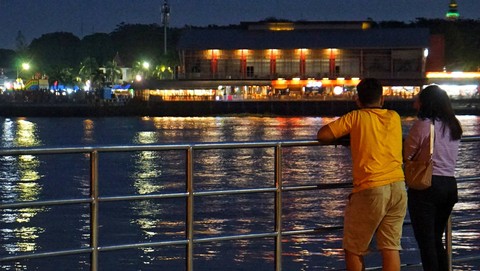Dua orang remaja yang sedang melihat pemandangan sungai musi dari area wisata Plaza 7 Ulu Palembang, Minggu (2/7) Foto: ary priyanto/urban id