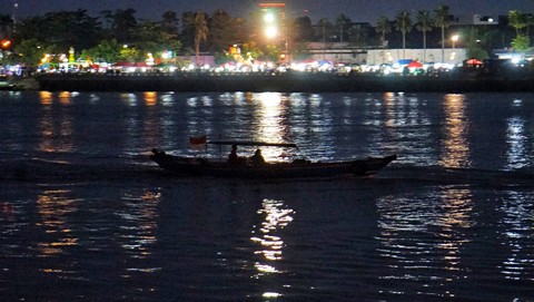 Perahu yang melintasi sungai musi dengan latar Benteng Kuto Besak dari sudut area wisata Plaza 7 Ulu Palembang, Minggu (2/7) Foto: ary priyanto/urban id