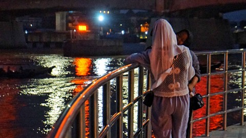 Dua orang perempuan yang menghabiskan waktu di pinggir area wisata Plaza 7 Ulu Palembang, Minggu (2/7) Foto: ary priyanto/urban id