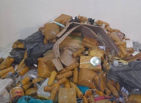 Koper jemaah haji dicek petugas di Makkah. Jemaah dilarang membawa air zamzam dalam koper ke tanah air. Foto: Kemenag RI