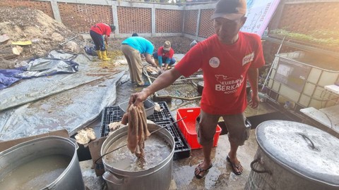Jeroan hewan kurban yang dimasak sebelum dibagikan.