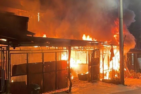 Kebakaran melanda sekretariat gereja dan 2 kios di Kebon Jeruk, Jakarta Barat, Senin (3/7/2023).  Foto: Sudin Gulkarmat Jakbar