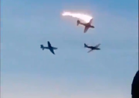 Tangkapan layar video viral yang menunjukkan dua pesawat Super Tucano T-27 milik AU Kolombia tabrakan di udara dan terbakar. Foto: Istimewa