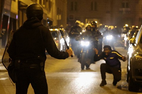 Sejumlah polisi berjaga dan mengamankan kerusuhan kerusuhan di Nanterre, Prancis, Minggu (2/7/2023). Foto: Nacho Doce/Reuters