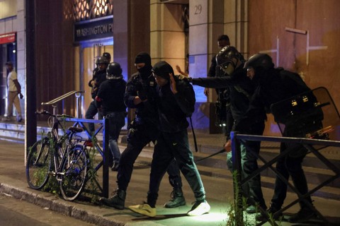 Sejumlah polisi berjaga dan mengamankan kerusuhan kerusuhan di Nanterre, Prancis, Minggu (2/7/2023). Foto: Nacho Doce/Reuters
