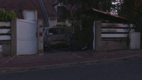 Kondisi rumah Walikota L'Hay-les-Roses, Vincent Jeanbrun, yang diserbu dan dibakar demonstran di Prancis, Minggu (2/7/2023). Foto: BFMTV/Reuters