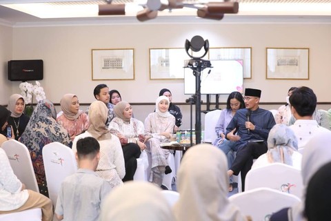 Menteri Pariwisata dan Ekonomi Kreatif Sandiaga Uno saat menjadi moderator pada Kajian Ekonomi series 10 Road To "Muslimah Creative Day 2023" di Rumah Dinas Kemenparekraf, Jakarta Selatan, Minggu (2/7/2023). Foto: Dok. Istimewa