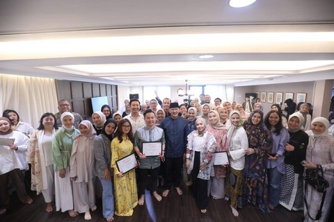 Menparekraf Sandiaga uno bersama para peserta Kajian Ekonomi series 10 Road To "Muslimah Creative Day 2023". Foto: Dok. Istimewa