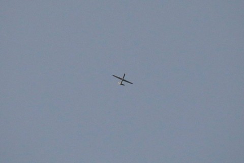 Drone militer Israel terbang di Jenin, di Tepi Barat yang diduduki Israel pada Senin (3/7/2023). Foto: Raneen Sawafta/Reuters