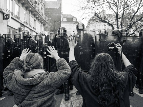 Ilustrasi Antonim Konfrontasi. (Foto: Koshu Kunii | Unsplash.com)