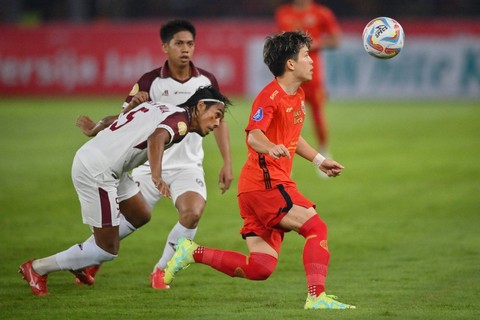 Pemain Persija Ryo Matsumura melewati sejumlah pemain PSM Makassar di Stadion Gelora Bung Karno, Jakarta Foto: Aditya Pradana Putra/ANTARA FOTO