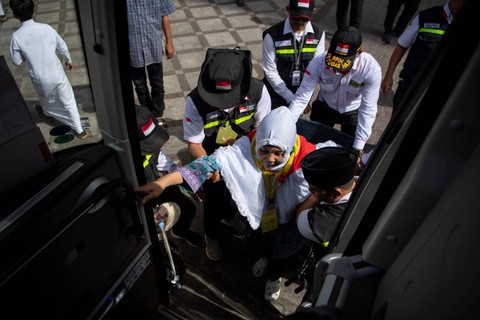 Petugas membantu seorang jemaah haji kloter BTH 1 menaiki bus di Hotel 310 Syisyah, Makkah, Arab Saudi, Senin (3/7/2023).  Foto: Wahyu Putro A/ANTARA FOTO