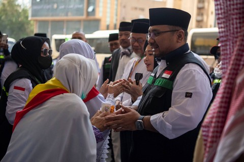Menteri Agama Yaqut Cholil Qoumas (kanan) menyalami jemaah haji kloter BTH 1 saat pelepasan di Hotel 310 Syisyah, Makkah, Arab Saudi, Senin (3/7/2023).  Foto: Wahyu Putro A/ANTARA FOTO