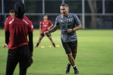 Pelatih Timnas Wanita Indonesia U-19 Rudy Eka Priyambada (kanan) memberikan instruksi kepada pemain saat sesi latihan di Lapangan Baseball, Jakabaring Sport City (JSC), Palembang, Sumatera Selatan, Senin (3/7/2023).  Foto: Nova Wahyudi/ANTARA FOTO