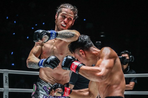 Eddie Abasolo mencoba melayangkan sikutan kiri saat menghadapi Sitthichai dalam laga Muay Thai di ONE Friday Fights 22. Foto: ONE Championship