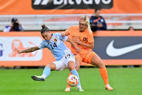 Pemain Timnas Wanita Belanda Stefanie van der Gragt berebut bola dengan pemain Timnas Wanita Belgia Jassina Blom pada pertandingan persahabatan di Stadion Parkstad Limburg.  Foto: Pro Shots/Sipa/via REUTERS