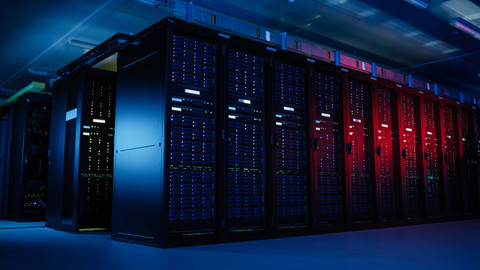 Ilustrasi Data Center. Foto: Gorodenkoff/Shutterstock