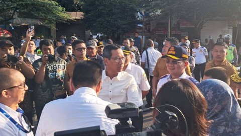 Pj Gubernur DKI Jakarta Heru Budi Hartono melakukan uji coba  Transjakarta rute SH1 Kalideres 1 - Perkantoran Bandara Soekarno-Hatta, Rabu (5/7/2023).  Foto: Annisa Thahira Madina/kumparan