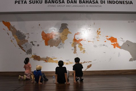 Pengunjung mengamati peta suku bangsa Indonesia yang menjadi koleksi di Museum Nasional, Jakarta, Selasa (4/7/2023).  Foto: Aditya Pradana Putra/ANTARA FOTO