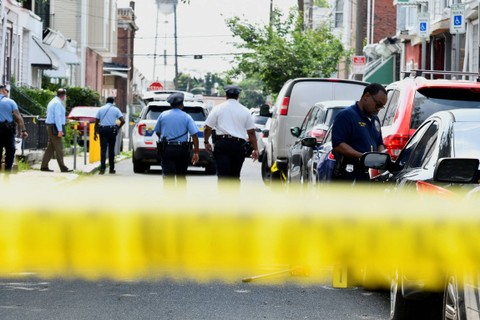 Petugas polisi bekerja di tempat kejadian saat penyelidikan sedang berlangsung sehari setelah penembakan massal di bagian Kingsessing di barat daya Philadelphia, Pennsylvania, AS, Selasa (4/7/2023). Foto: Bastiaan Slabbers/REUTERS