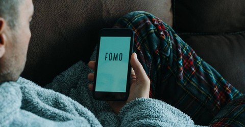 Ilustrasi FoMO. Foto : Shutterstock