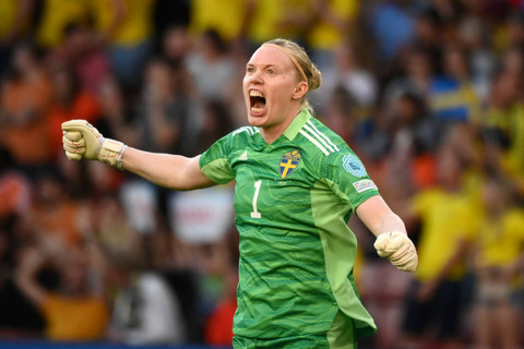 Penjaga gawang Timnas Wanita Swedia Hedvig Lindahl. Foto: Franck Fife/AFP