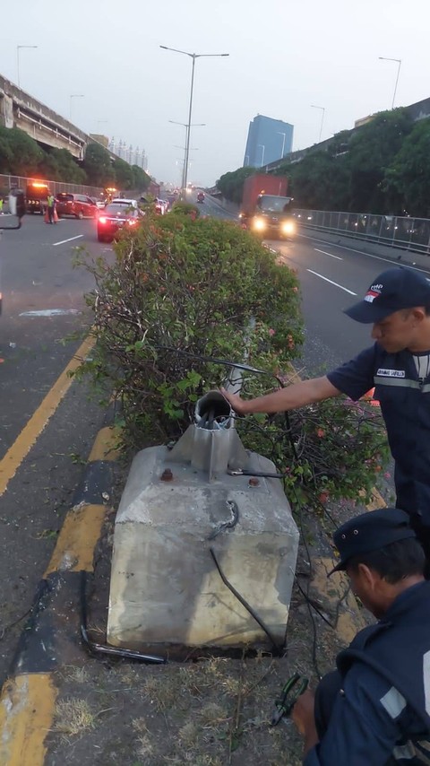 Honda Estilo terguling di Tol Kelapa Gading, Jakarta Utara, Rabu (5/7).  Foto: Dok. Istimewa