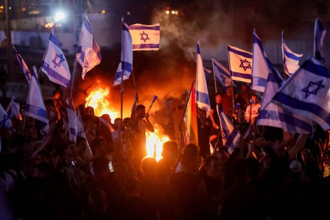 Orang-orang ikut dalam demonstrasi setelah kepala polisi Tel Aviv berhenti dengan alasan campur tangan pemerintah terhadap pengunjuk rasa anti-pemerintah di Tel Aviv, Israel, Kamis (6/7/2023). Foto: Nir Elias/REUTERS