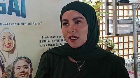 Olla Ramlan dalam konferensi pers film Jendela Seribu Sungai. Foto: Dok. Istimewa