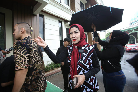 Artis Venna Melinda mengembalikan barang-barang milik Ferry Irawan di Pengadilan Agama Jakarta Selatan, Jakarta, Kamis, (6/7/2023). Foto: Agus Apriyanto