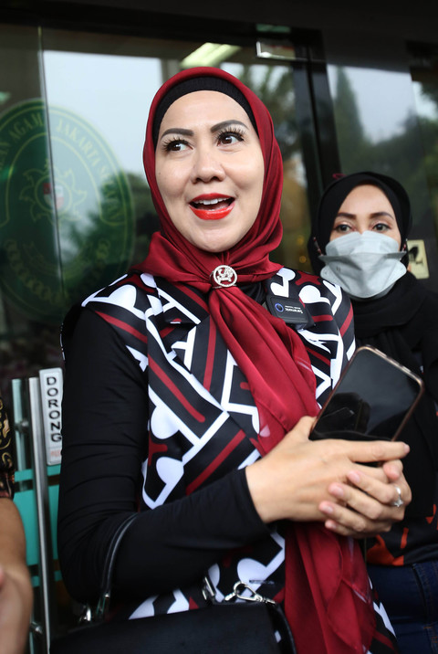 Artis Venna Melinda mengembalikan barang-barang milik Fery Irawan di Pengadilan Agama Jakarta Selatan, Jakarta, Kamis, (6/7/2023). Foto: Agus Apriyanto