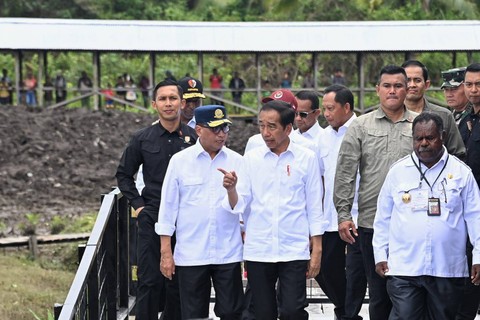 Presiden Jokowi didampingi Menhub Budi Karya Sumadi, meresmikan Bandar Udara Ewer di Kabupaten Asmat, Papua Selatan, Kamis (6/7/2023). Foto: Dok. Kemenhub