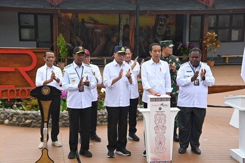 Presiden Jokowi didampingi Menhub Budi Karya Sumadi, meresmikan Bandar Udara Ewer di Kabupaten Asmat, Papua Selatan, Kamis (6/7/2023). Foto: Dok. Kemenhub