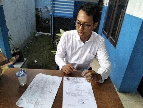 Reza, Kaur Pembangunan Desa Tembung saat menerangkan penjelasan mengenai SKTM dan prosedural mengenai sosial kepada yang berkaitan KN, foto: Mukhtar Habib 